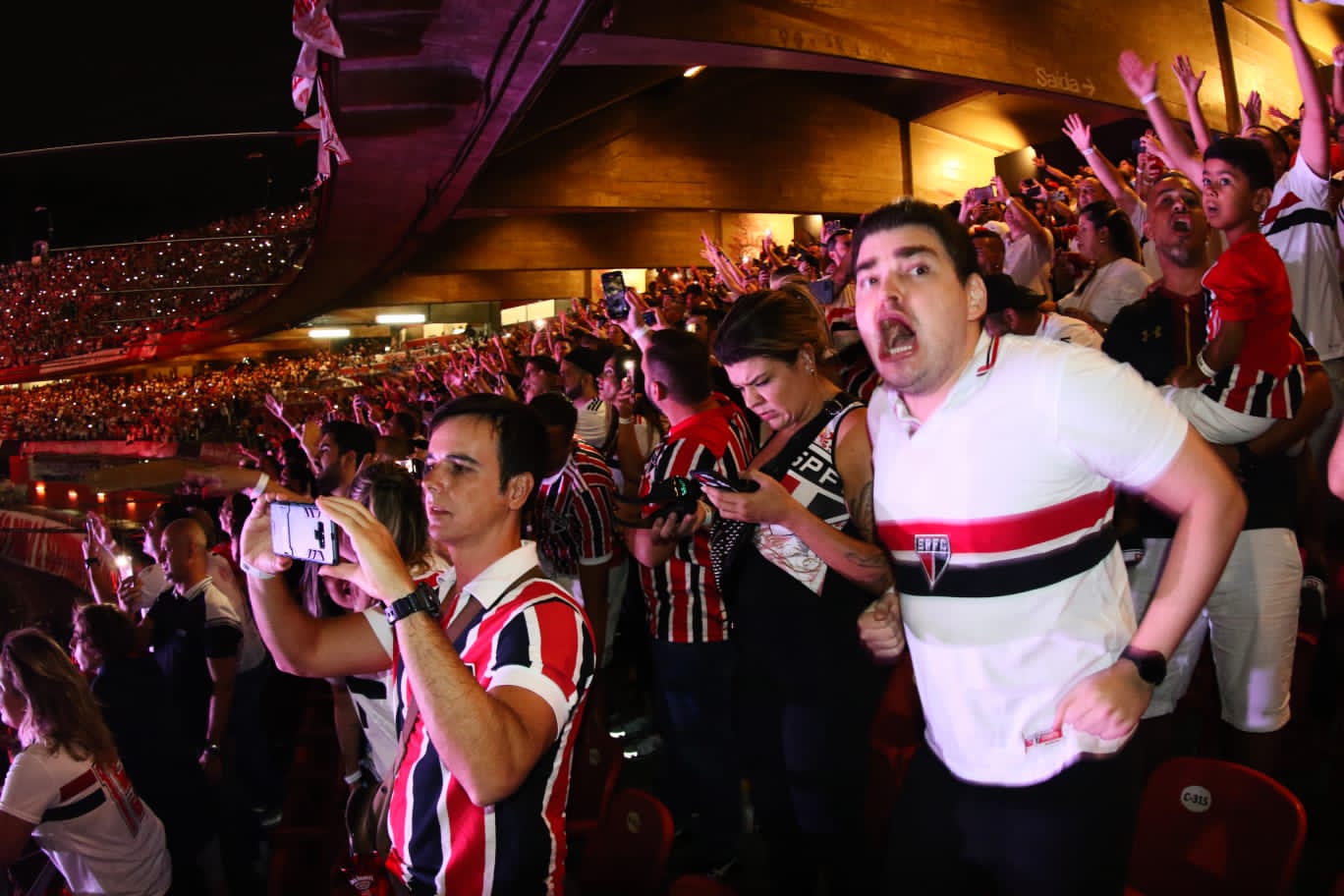 IDOLOS TORCIDA CADEIRAS.jpg